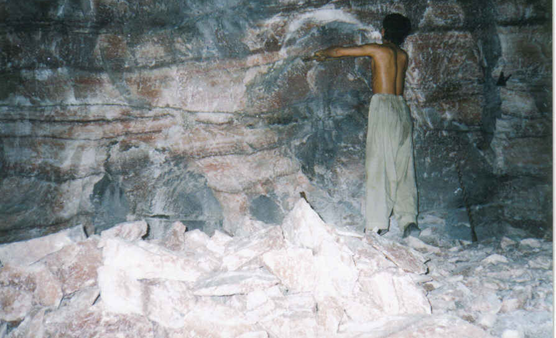 공업용 소금을 만들기위해 소금동굴 내에 다이너마이트를 설치하는 모습